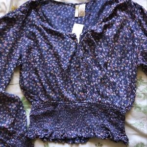 Adorable floral top in purple!